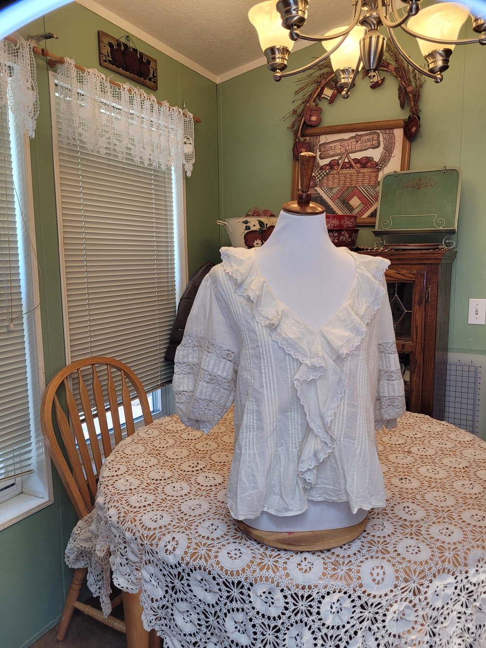 Aerie Light Cream Ruffled V-Neck Women’s Blouse NWOT LG
